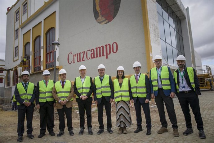 Obras de la fábrica de cervezas Cruzcampo para su transformación en 'fábrica de experiencias'