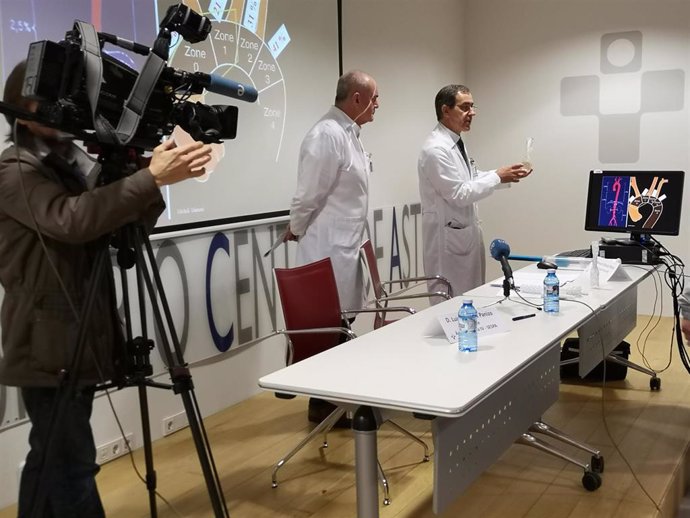 El presidente del comité organizador del IV Congreso de Cirugía Endovascular, el Dr. Manuel Alonso, jefe del Servicio de Cirugía Vascular del HUCA (derecha), y el gerente del HUCA, el Dr. Luis Hevia en Oviedo.