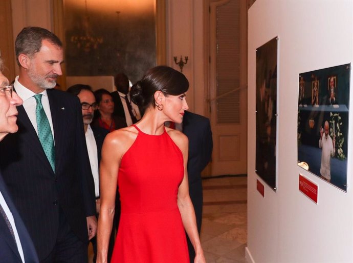 Los Reyes visitan la exposición "Cuba-España 500 años, contigo en la distancia" en su viaje de Estado a Cuba.