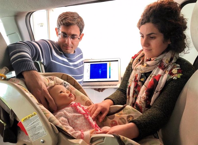 Los estudiantes graduados Mostafa Alizadeh, izquierda, y Hajar Abedi colocan una muñeca, modificada para simular la respiración, en una minivan durante la prueba de un nuevo sensor.