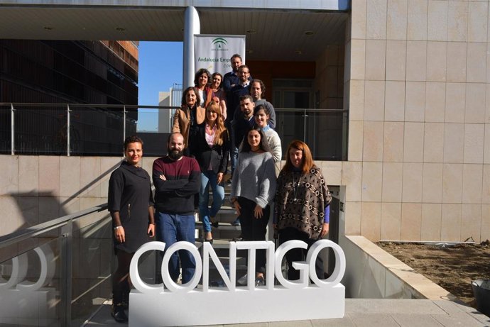 La delegada de Empleo y economía de la Junta en Granada junto a representantes de las empresas