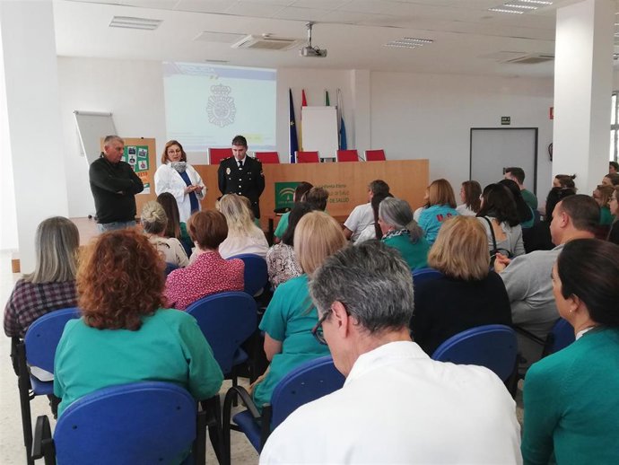 El hospital Infanta Elena forma a más de 500 profesionales en técnicas de prevención de agresiones.