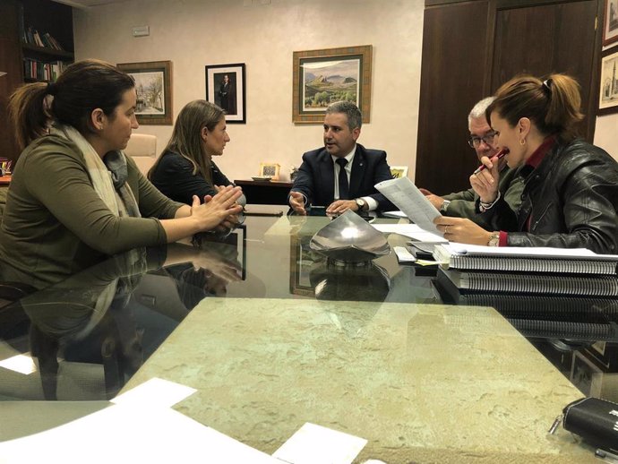 Reunión del delegado de Educación, Antonio Sutil, con la alcaldesa de La Carolina, Yolanda Reche