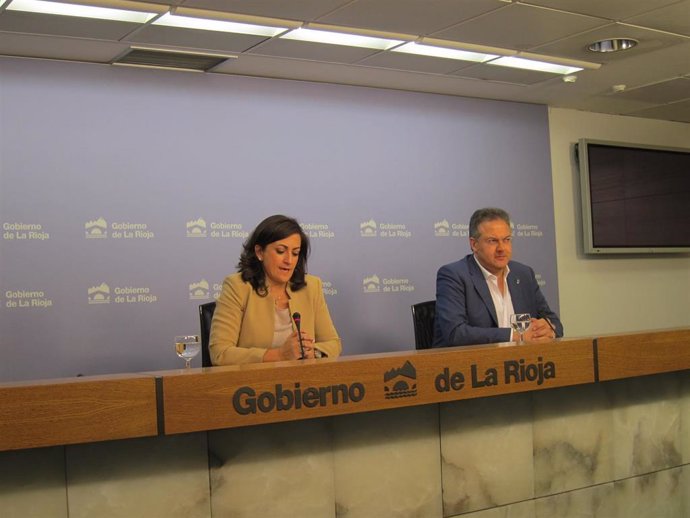 La presidenta del Gobierno de La Rioja, Concha Andreu, y el consejero de Educación, Luis Cacho, en rueda de prensa