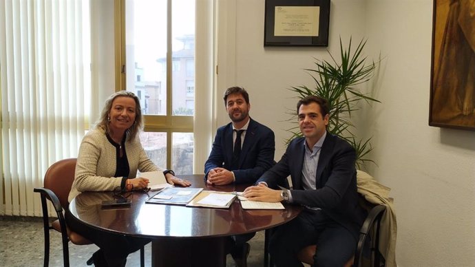 Isabel Albás se reúne con la junta directiva de la Asociación de Empresarios de Hospedaje de Córdoba.