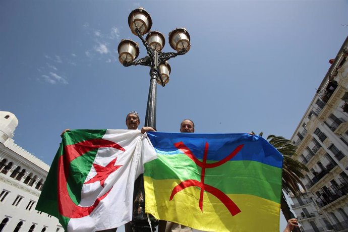 Personas con la bandera de Argelia y la bandera bereber durante una manifestación en Argel (Argelia)