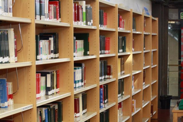 Estanterías en una biblioteca universitaria.