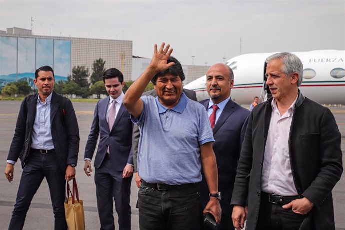 Evo Morales y Álvaro García Linera a su llegada a México