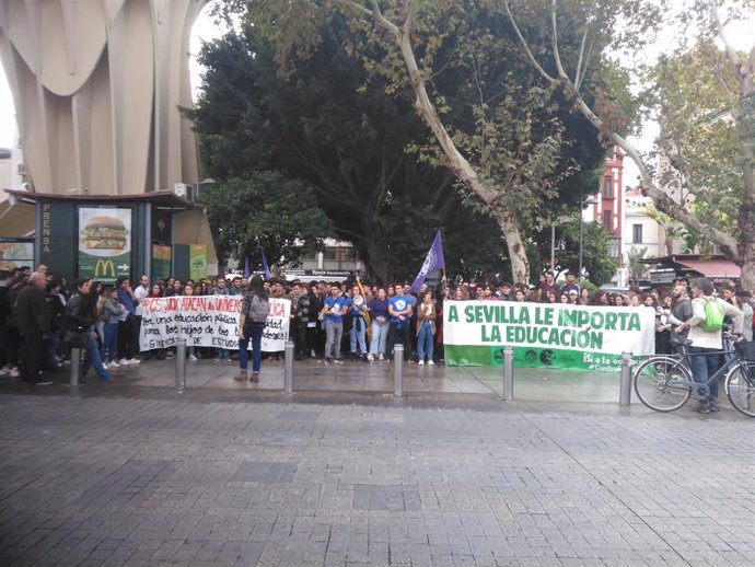 Concentración de estudiantes universitarios, este miércoles en las Setas de la Encarnación, para protestar por los recortes presupuestarios.