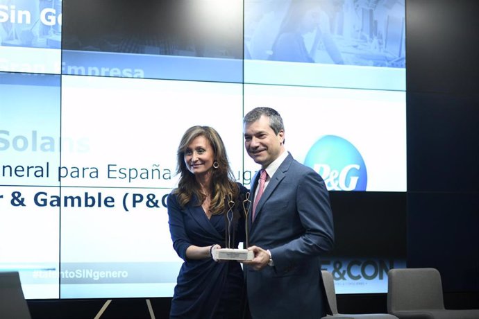 La presidenta de EJE&CON, Nerea Torres, entrega uno de los galardones en la III Edición de los Premios al Talento sin Género, organizada por la Asociación Española  de Ejecutiv@s y Consejer@s.  