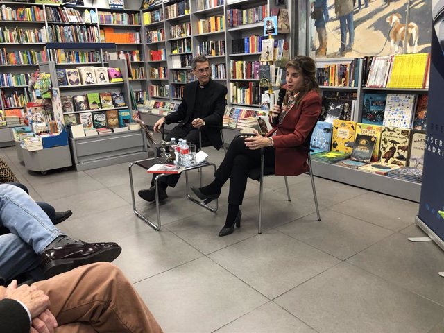 La escritora Marian Rojas y el profesor Onésimo Díaz, en la presentación de su último libro, 'Mujeres protagonistas del siglo XX'