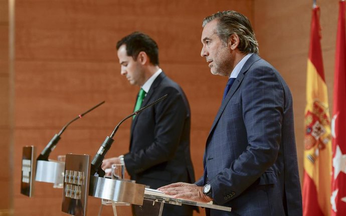 Imagen de recurso del consejero de Justicia, Interior y Víctimas de la Comunidad, Enrique López, junto al vicepresidente regional, Ignacio Aguado.