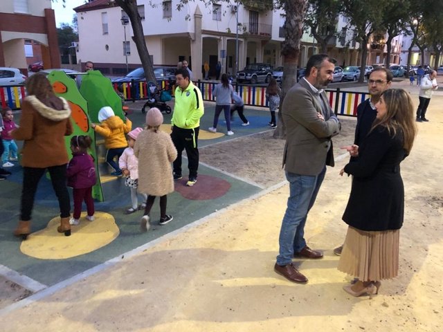 Irene García comrpueba la actuacón del PFEA en La Dejesilla, en Sanlúcar