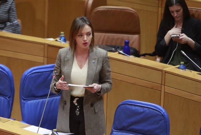 La conselleira de Política Social, Fabiola García, en el Pleno del Parlamento de Galicia