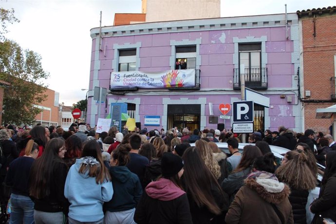 Imagen de la concentración contra las pintadas y símbolos nazis en centros municipales de la localidad de Fuenlabrada.