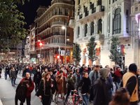 Manifestantes contra el desalojo de La Ingobernable hacen una sentada en Callao tras cortar el tráfico en Gran Vía