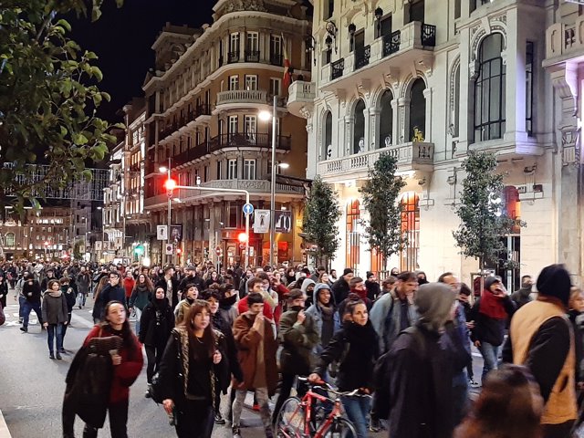 Manifestantes contra el desalojo de La Ingobernable cortan el tráfico en Gran Vía