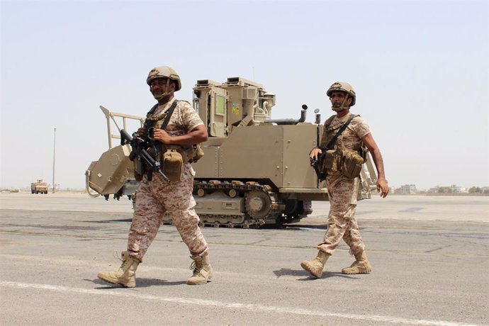 Soldados de Emiratos en el puerto de Adén
