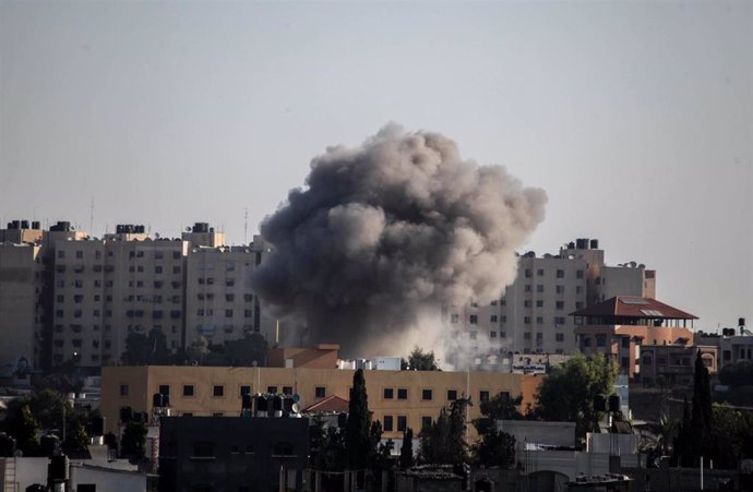 Columna de humo tras un ataque aéreo israelí en Gaza el 12 de noviembre