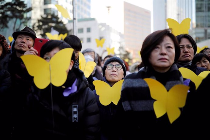 Un grupo de manifestantes surcoreanos marchan junto al ataúd de una activista por las 'mujeres de confort', las cerca de 200.000 coreanas que fueron utilizadas como esclavas sexuales por la tropas japonesas durante la Segunda Guerra Mundial