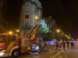 Imagen de efectivos de bomberos del Ayuntamiento de Madrid en la intervención para desalojar un edificio de la calle Alcalá por fuerte olor a gas.