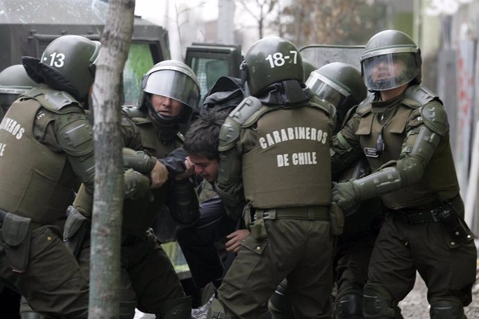 Carabineros de Chile detienen a un estudiante durante la huelga en Santiago