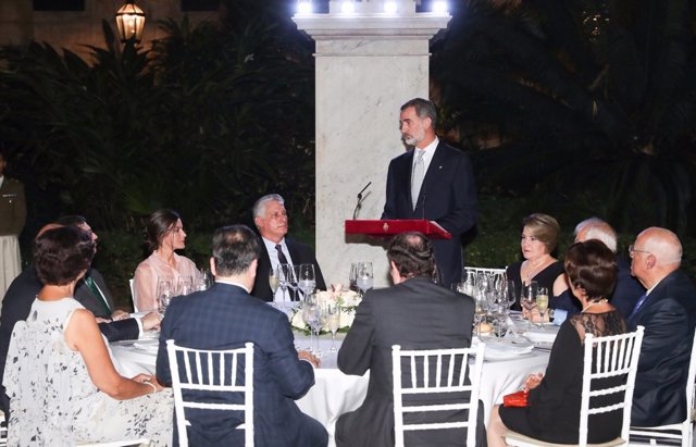 El Rey Felipe VI da un discurso durante su visita a Cuba