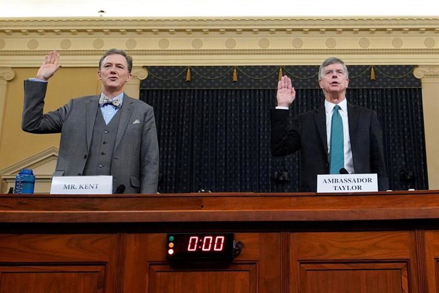 The first public view of the 'impeachment' puts Trump's electoral interests above Ukraine Taylor y Kent testifican ante la Comisión de Inteligencia de la Cámara de Representantes durante la primera vista del impeachment.