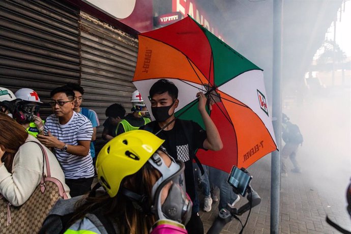 Manifestantes huyendo de la represión policial durante otra jornada de protestas en Hong Kong