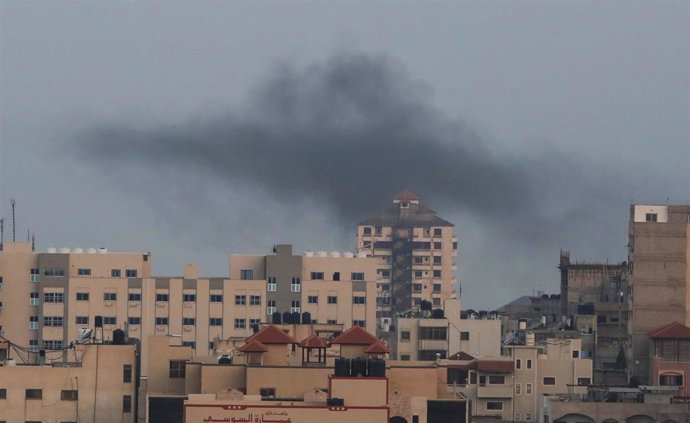 La ciudad de Gaza llena de humo después de los intercambios de proyectiles