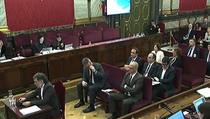 Sala del Tribunal Supremo durante el interrogatorio del presidente de mnium Cultural, Jordi Cuixart, sentado en la mesa de declaraciones, en la séptima jornada del juicio del Procés (archivo)