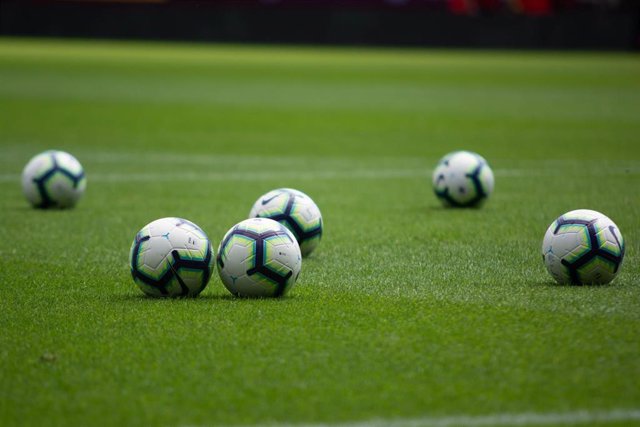 Balones de fútbol en un campo