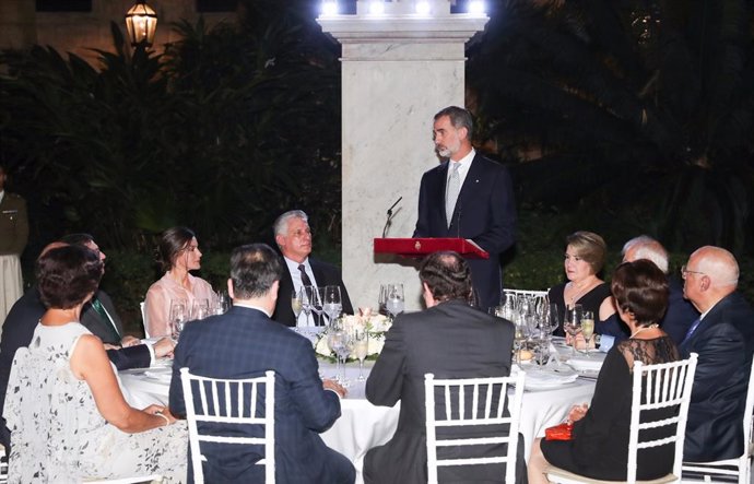 El Rey Felipe VI da un discurso durante su visita a Cuba