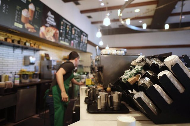 Un camarero trabaja en una de las cafeterías que tiene la compañía americana Starbucks en Madrid (España), a 24 de septiembre de 2019 (archivo)