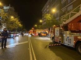 Imagen de recurso de un coche de bomberos del Ayuntamiento de Madrid y un agente de Policía Municipal en el edificio de la calle Alcalá desalojado anoche por un escape de gas.