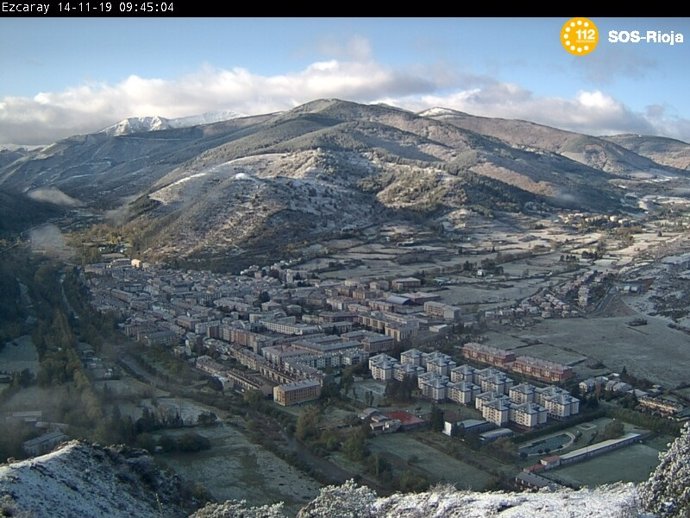 Vista de la cámara web de SOS Rioja que muestra esta misma mañana la villa de Ezcaray nevada.