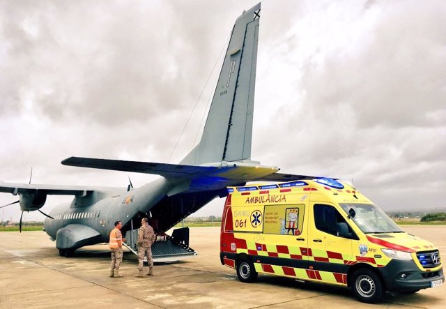 Una ambulancia del SAMU traslada el niño hasta la aeronave que lo traslada a Barcelona.