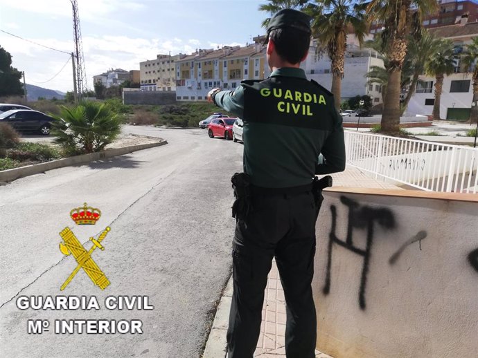 Un agente de la Guardia Civil de Almería