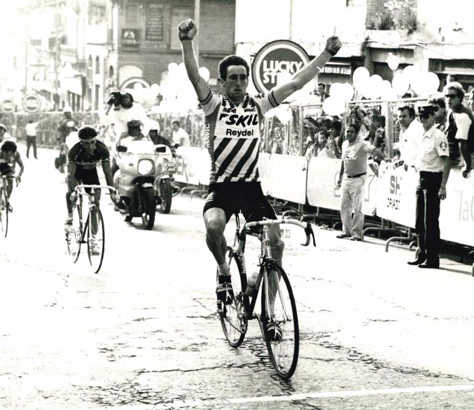 El ciclista irlandés Sean Kelly celebra el triunfo en Manresa en la Volta a Catalunya de 1984