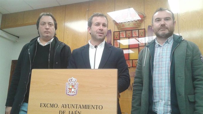El alcalde de Jaén, Julio Millán, junto al concejal de Personal, Carlos Alberca, y el de Comunicación, José Manuél Higueras, anunciando el cuerre definitivo de Onda Jaén