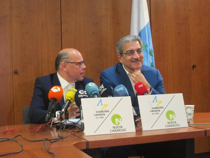 El secretario general de CC, José Miguel Barragán y el presidente de NC, Román Rodríguez, en rueda de prensa