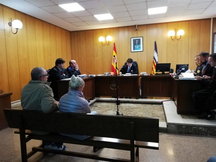 L'acusada per la mort de Paula Fornés, i el seu marit, en l'últim dia del judici.