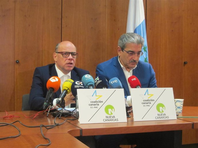 Los presidentes de CC y NC, José Miguel Barragán y Román Rodríguez, en rueda de prensa