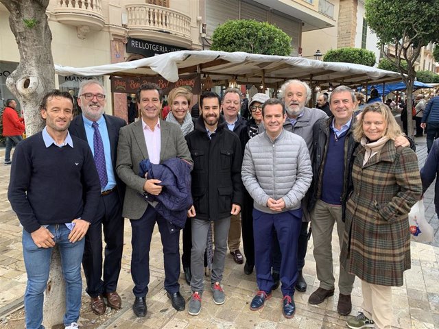 El líder del PP en Baleares, Biel Company, con otros miembros del partido en el Dijous Bo