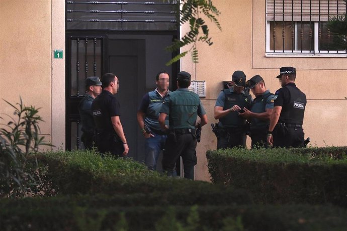 La Guardia Civil registra el domicilio Ana María B.L., detenida por el crimen de su hijo Sergio en Huércal de Almería 