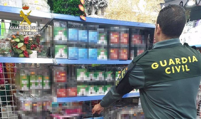 La Guardia Civil retira productos de bazares.