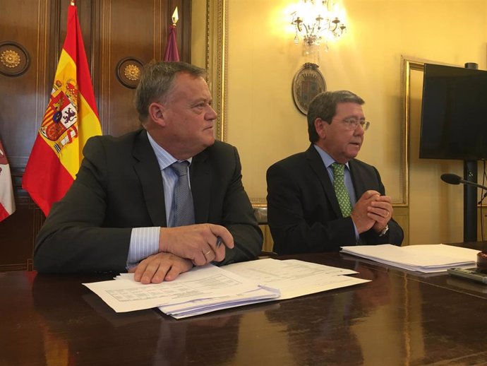 El presidente de la Diputación de Burgos, César Rico, (derecha) y el vicepresidente de la institución, Lorenzo Rodríguez.