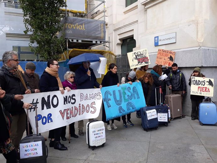 Vecinos se concentran frente al Ayuntamiento de Madrid para denunciar la proliferación de pisos turísticos ilegales en la capital.