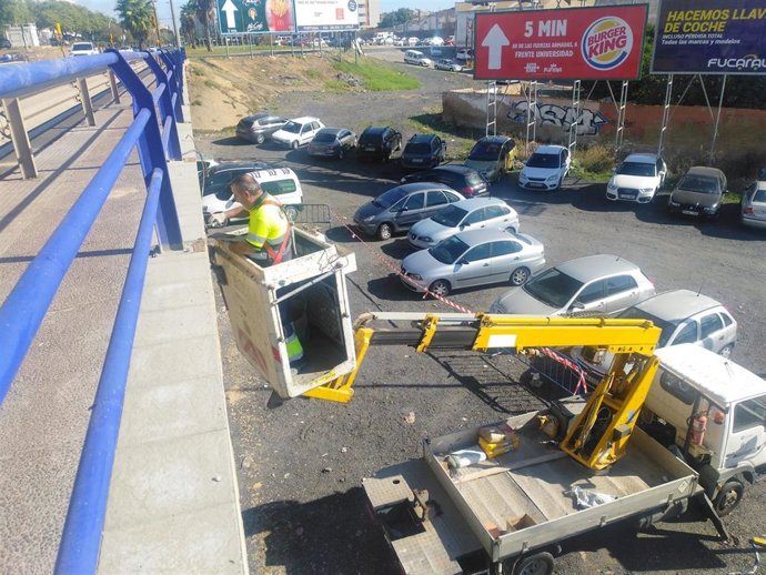 Trabajos de mantenimiento en el puente de la Avenida Nuevo Colombino.