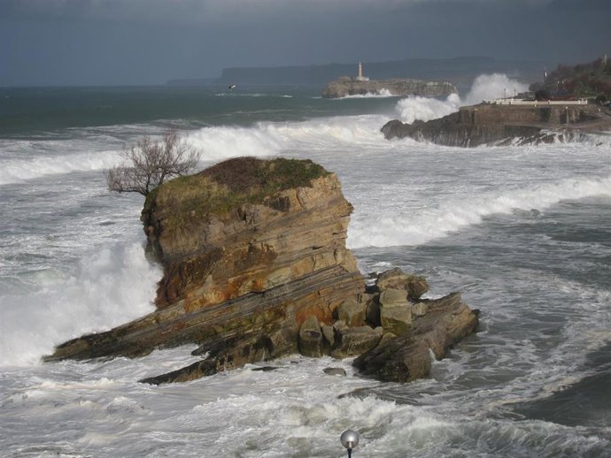 Temporal Santander. Olas. Oleaje. Mar. Marea. Cantábrico.                     